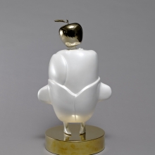 金蘋果,23x23x55cm,青銅鑄造烤漆、不鏽鋼鍍鈦-大美無言藝術空間