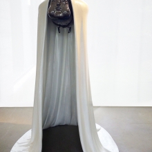 魔術師60x60x100cm,不鏽鋼鑄造鍍鈦、複合媒材-大美無言藝術空間